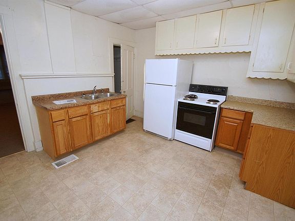 3rd image of 916 W 15th St