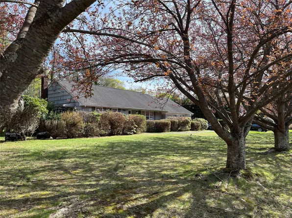11 Acorn Lane, Stony Brook, NY 11790