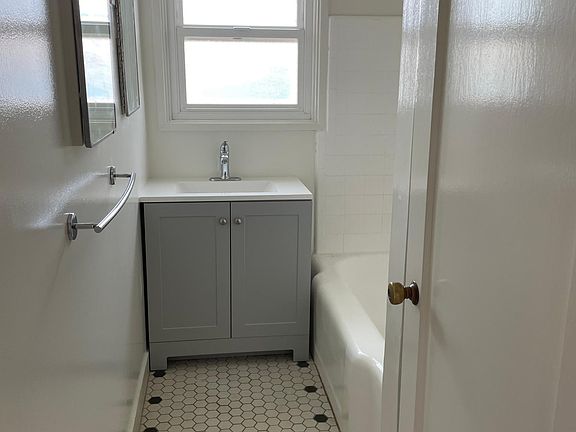 5th image of 327 Westbourne St