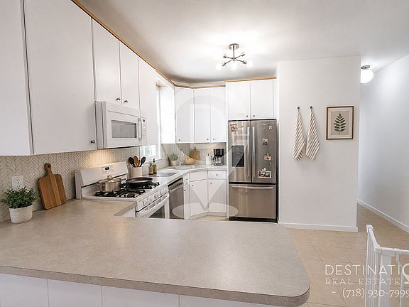 4th image of 387 Clinton St APT 3L