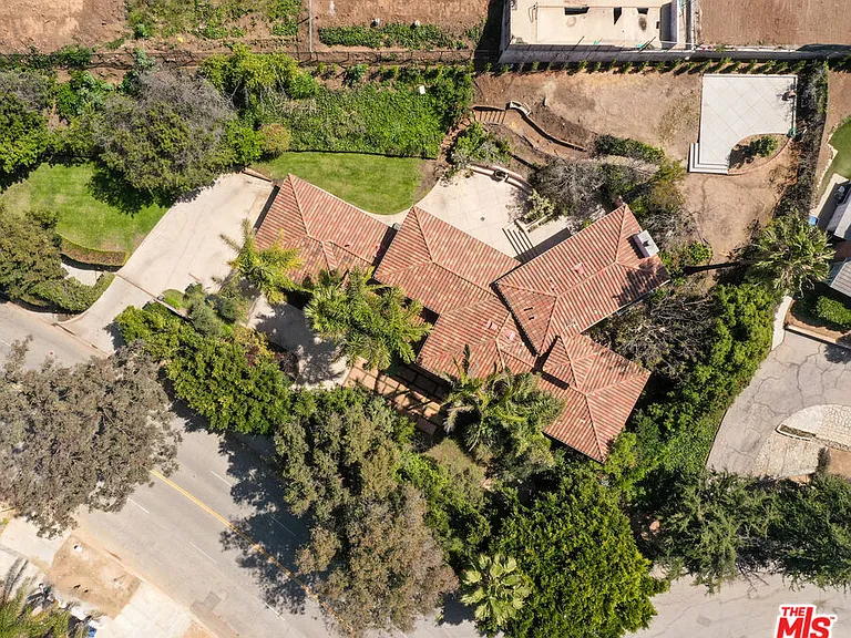16820 W Sunset Blvd — Photo 2