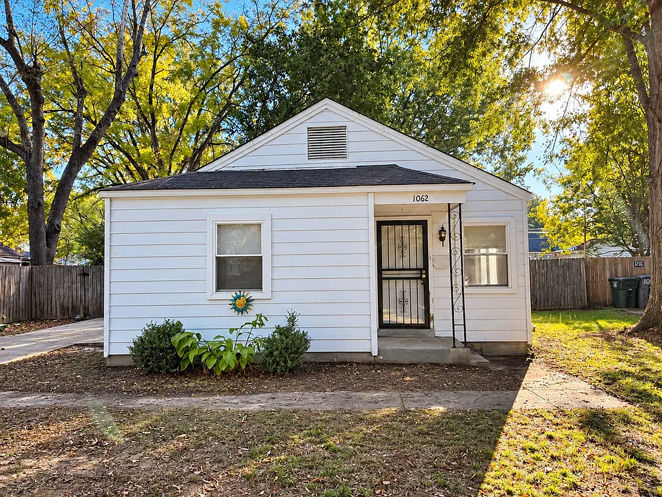 1062 Larue Pl