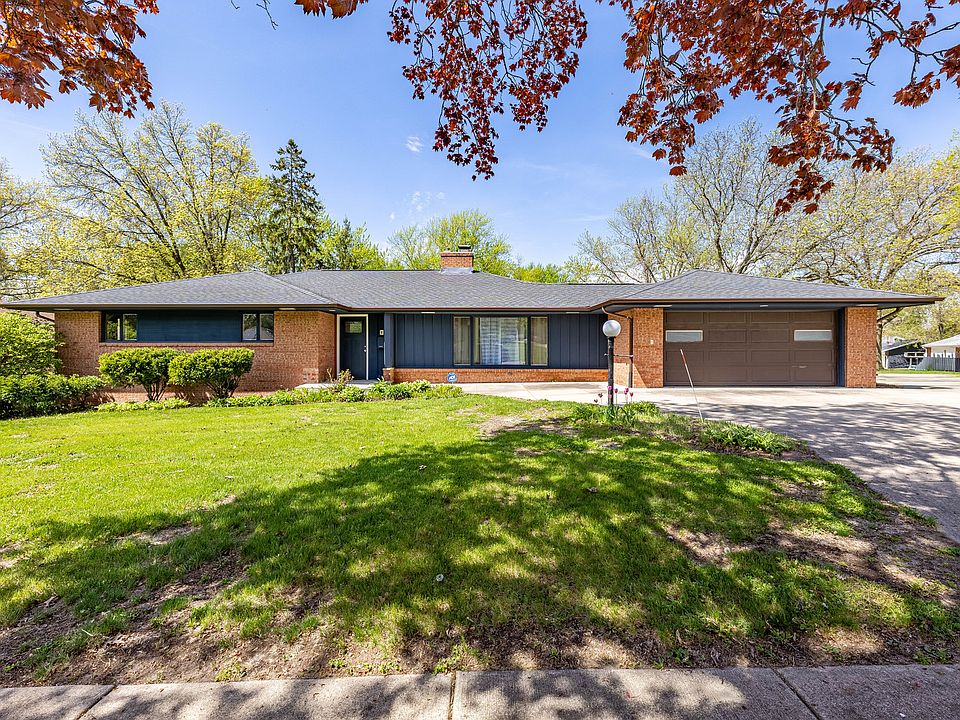 1st image of 828 Tamarack Ln