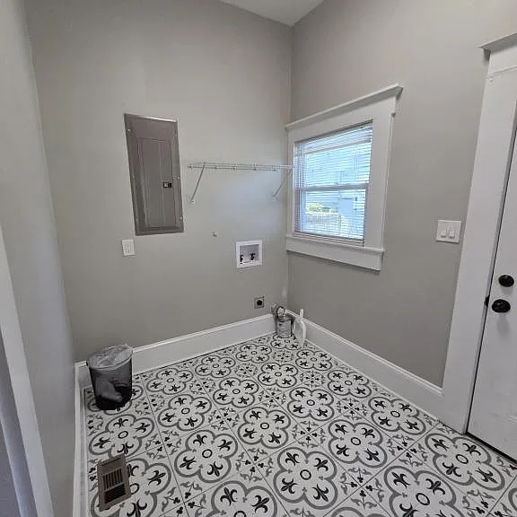 655 E Henry St — Photo 13