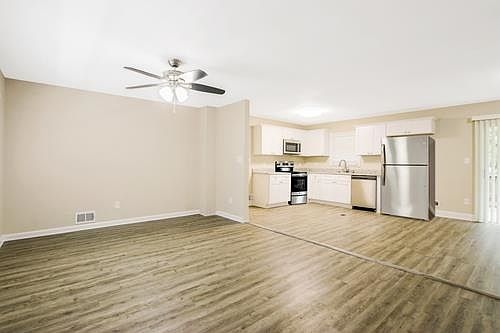 4th image of 4037 Regent St