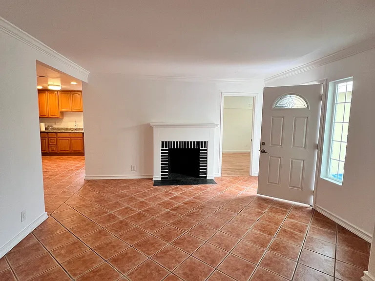 2217 Lincoln St — Photo 1