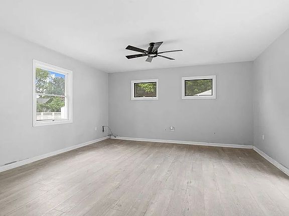 3rd image of 922 Winton Ave #1