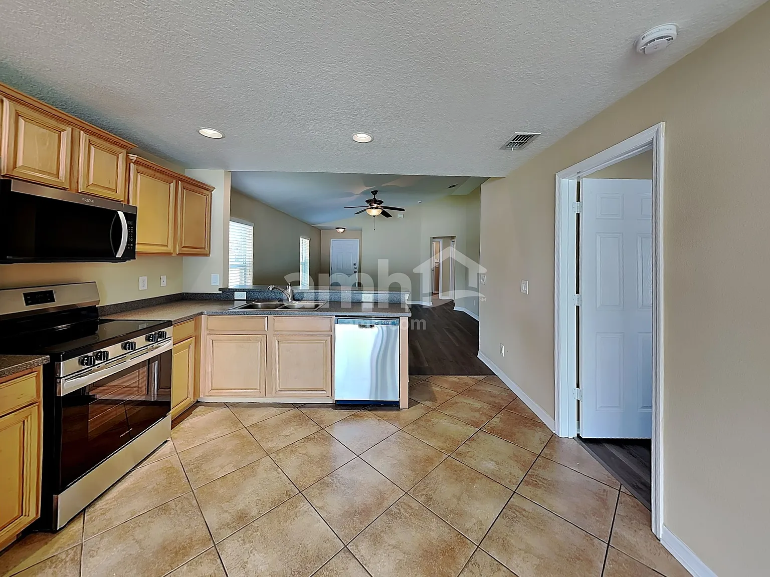 3 bed, 2.0 bath, 1275 sqft, $2,200 — Photo 3