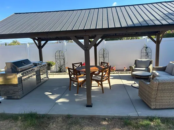 946 Rose Dr, Vista, CA 92083