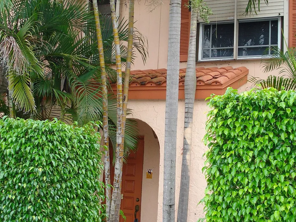 CURB APPEAL & PRIVACY