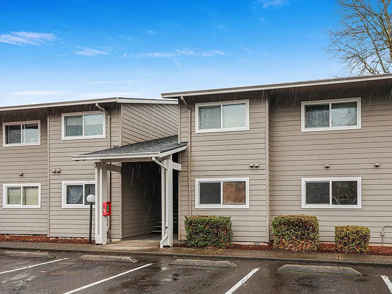 Applegate Apartments — Photo 6