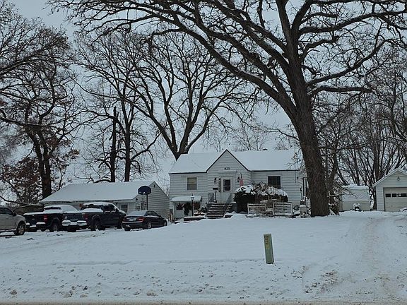 2nd image of 823 Willow St