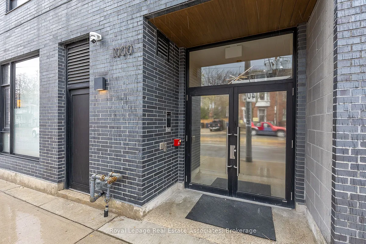 Building Photo - 1000 Bathurst St #303