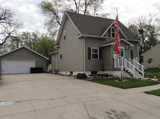 808 N 9th St, Clear Lake, IA 50428