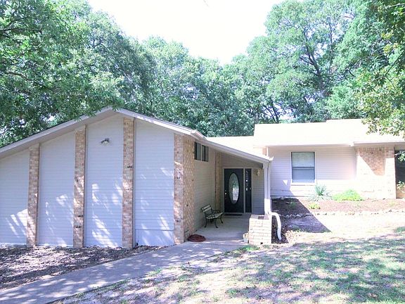 2nd image of 303 Lone Star Ln