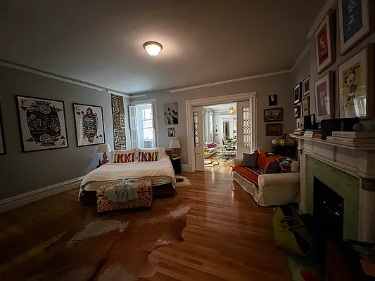 Rented by Salon Realty Corp | media 8