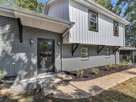 3rd image of 803 Brynewood Park Ln