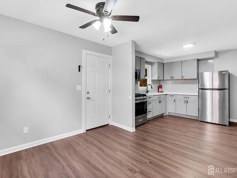 368-370 Voorhees Ave #370 — Photo 7
