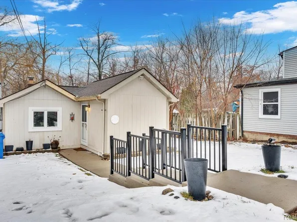 2883 Sunderland Blvd, Waterford, MI 48329