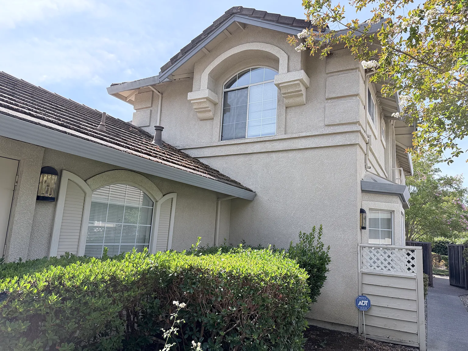 4 bed, 2528 sqft, $5,900 — Photo 2