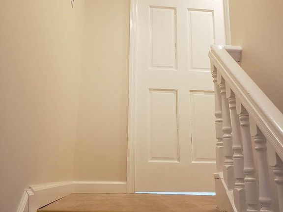 LITTLE HALLWAY TO BEDROOMS