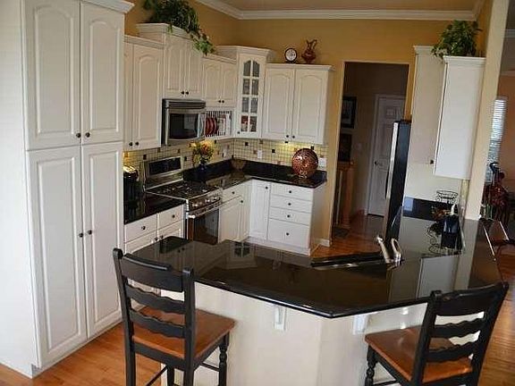 5th image of 104 Howell Ave