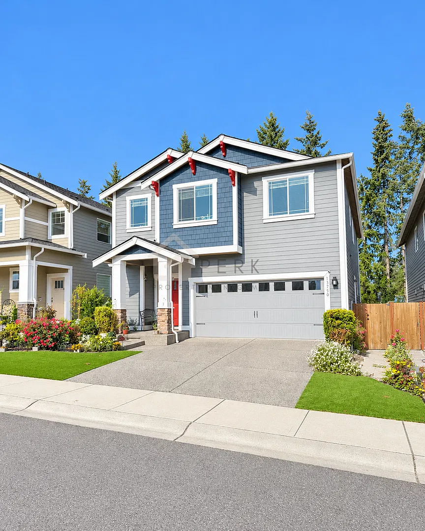 Renton 4-Bedroom Home with Guest Room, EV Charging & Fenced Yard — Photo 2