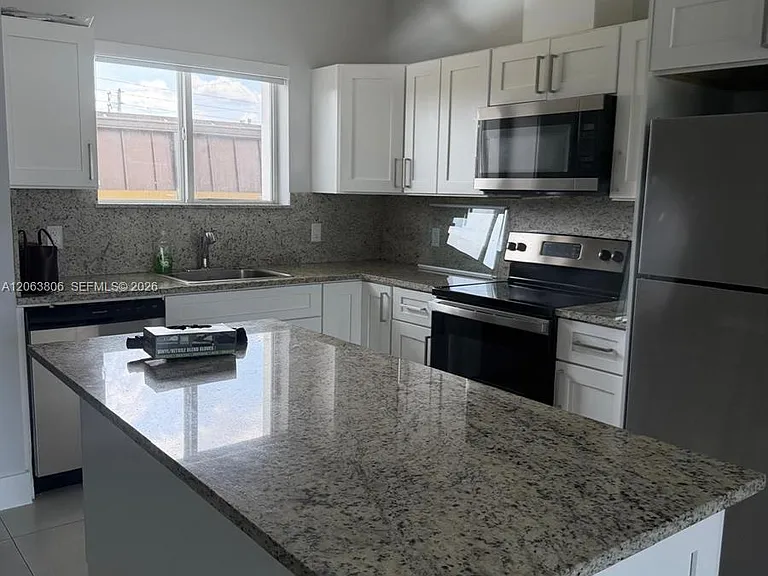 381 E 50th St #5 — Photo 6