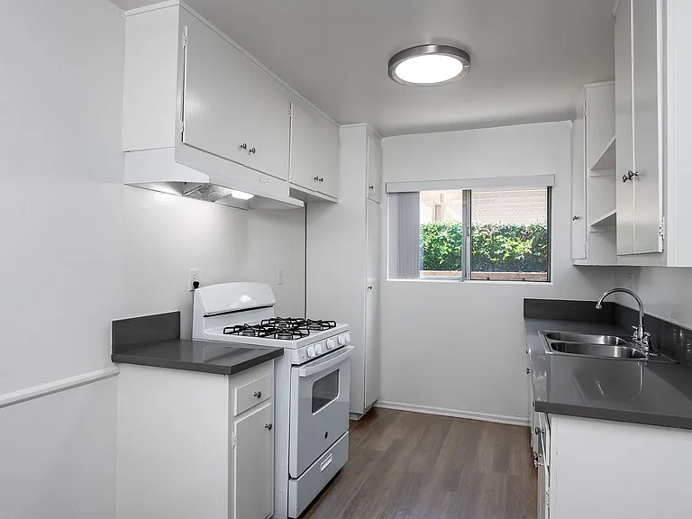 1132 Rosedale Ave — Photo 6