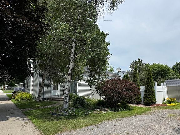 5th image of 55 Maple St