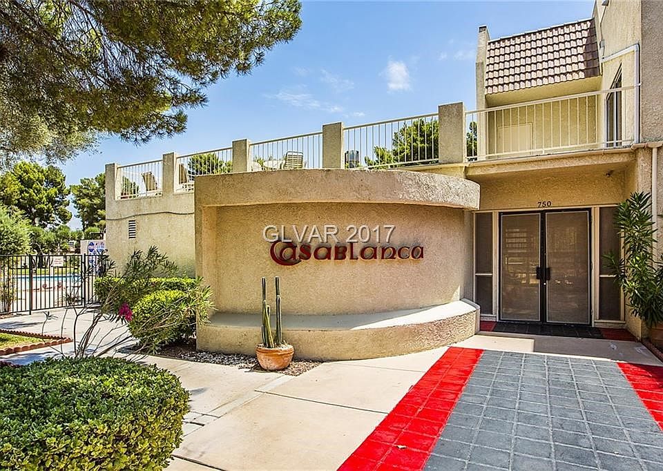 Wonderful living in this 2 bedroom condo just steps away from the clubhouse.