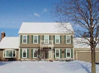 40 Indian Hill Trl, Crystal Lake, IL 60012