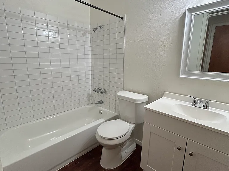 1011 W 23rd St #201 — Photo 7