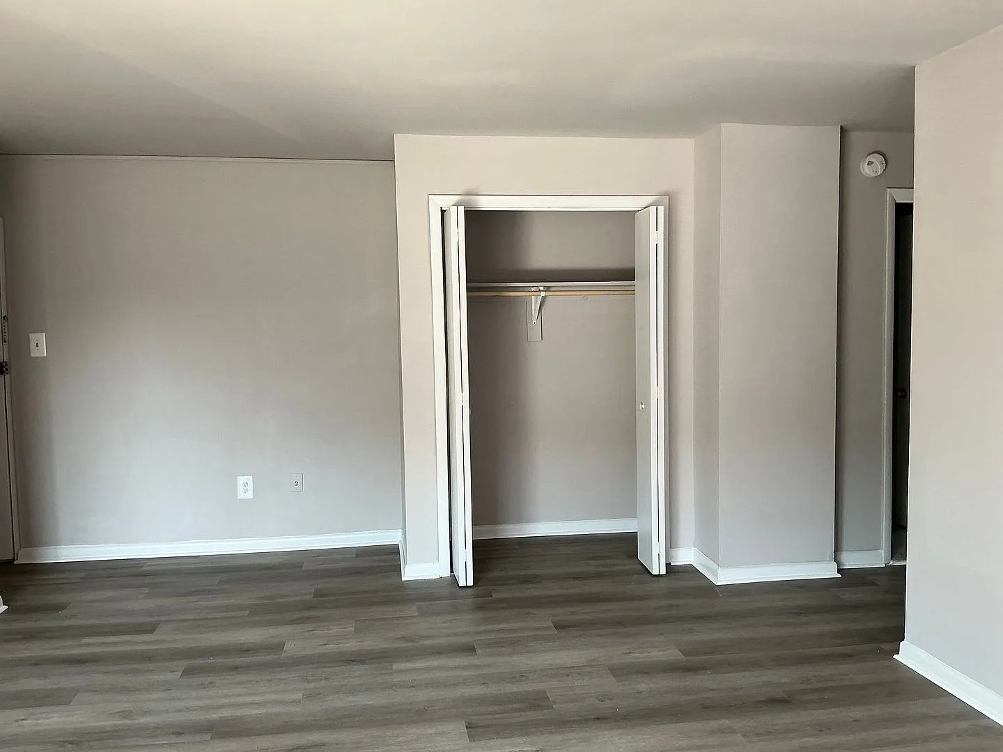 Bright, cozy, and Beautiful renovated corner large 1 Bedroom — Photo 4