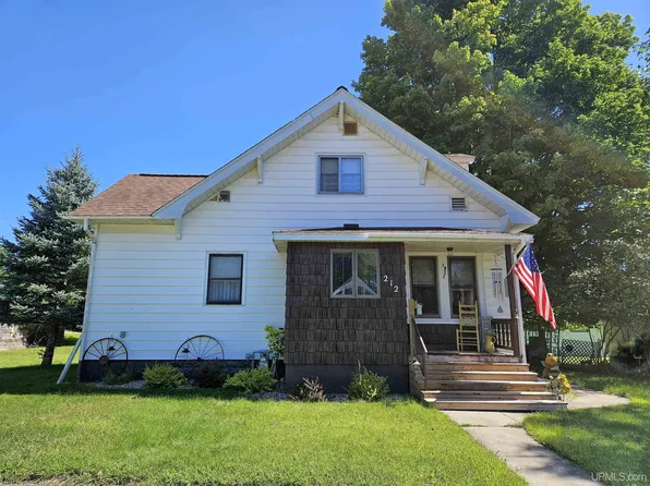 212 Wilson Ave, Kingsford, MI 49802