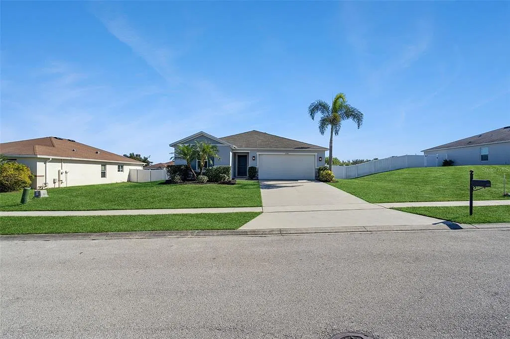 3 bed, 2.0 bath, 1537 sqft, $1,950 — Photo 1