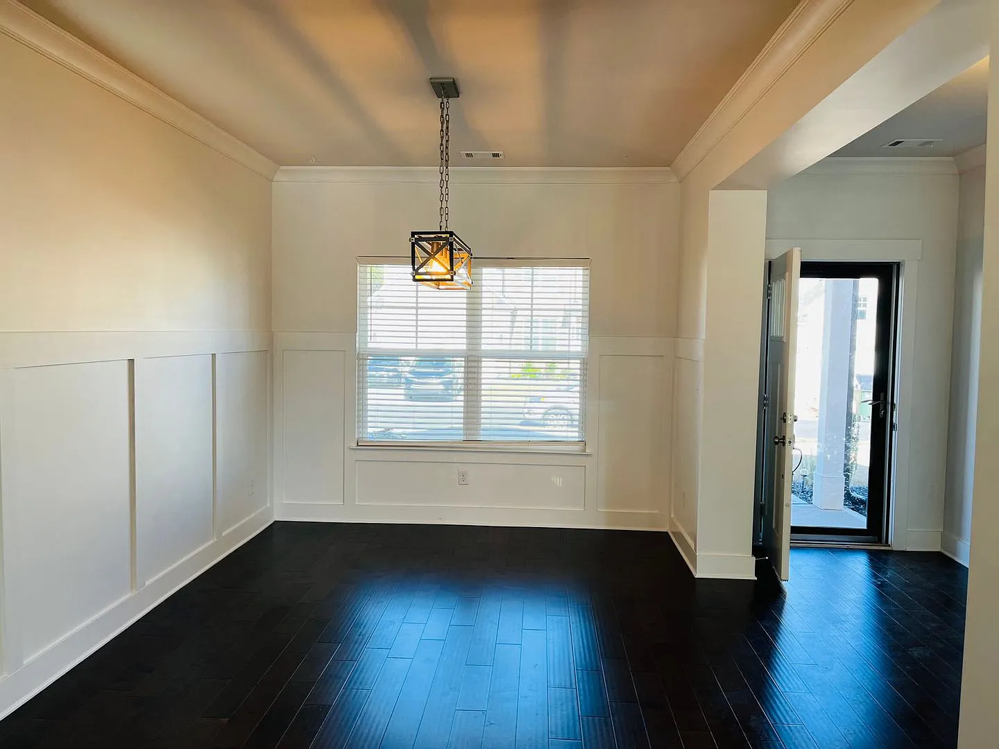 Like New!! 3 bedroom, 2.5 bathroom home in Dallas! Must See! — Photo 4