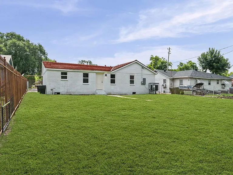 4607 Englewood St — Photo 18