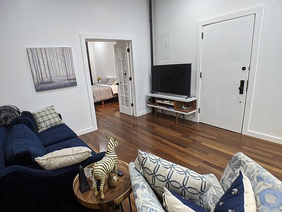 4th image of 526 W 46th St #1