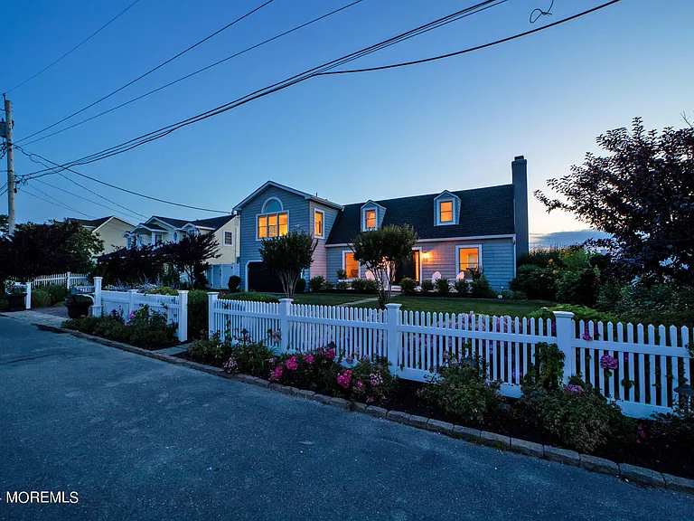 340 Bay Ln — Photo 15