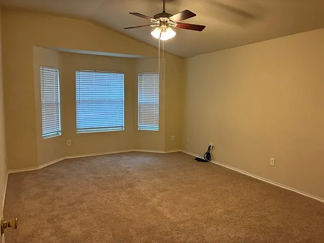 4 bed, 2882 sqft, $2,050 — Photo 4