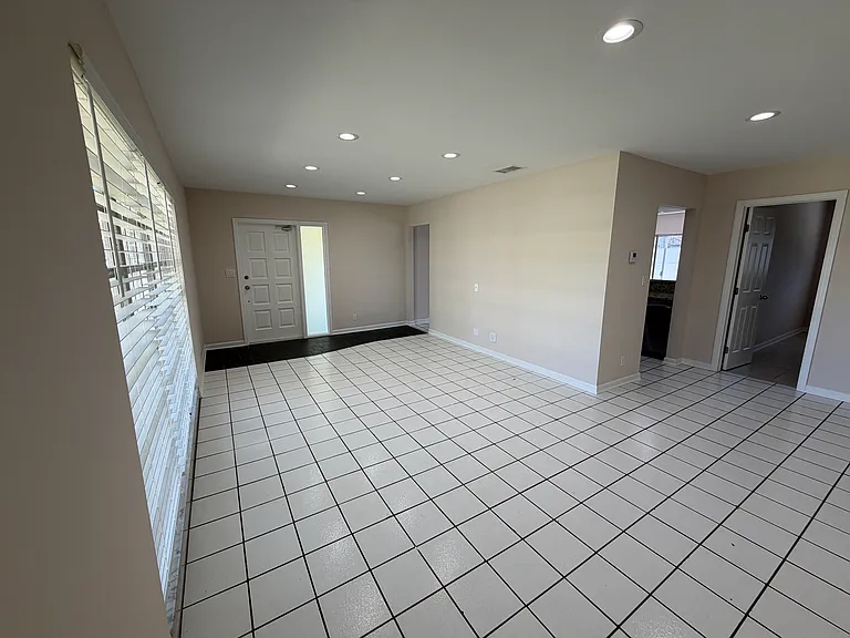 499 W Conference Dr — Photo 16