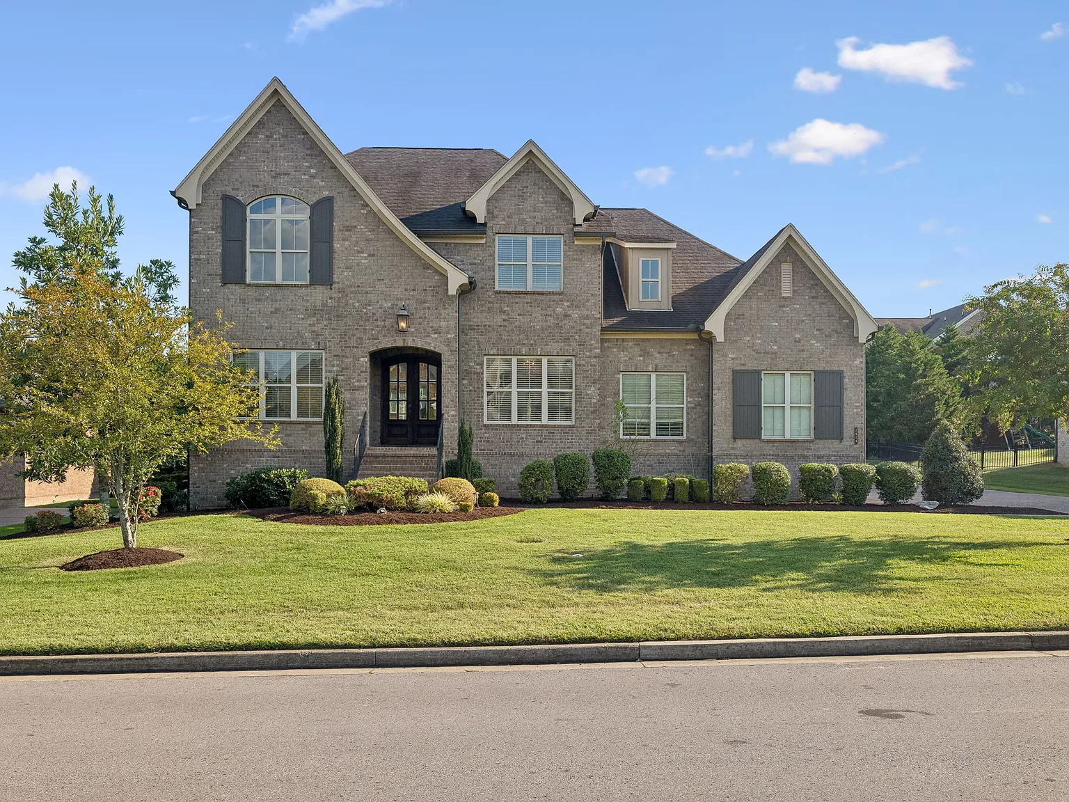 5 bed, 5106 sqft, $7,500 — Photo 1