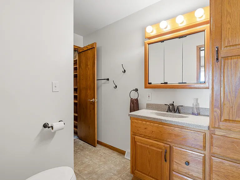 7804 N Seneca St — Photo 11