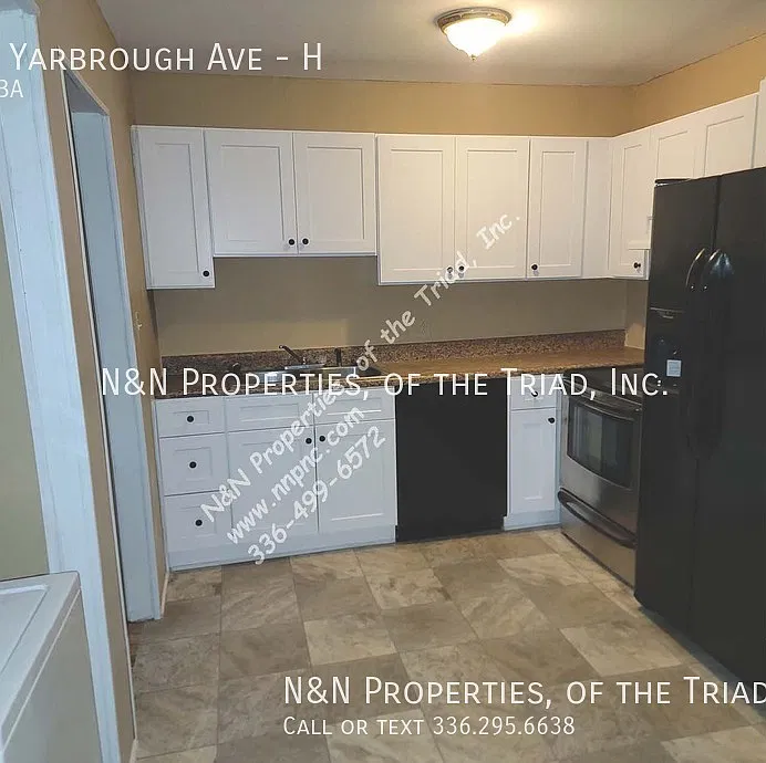 Great Location! 2 Bedroom Townhouse Apartment. — Photo 3