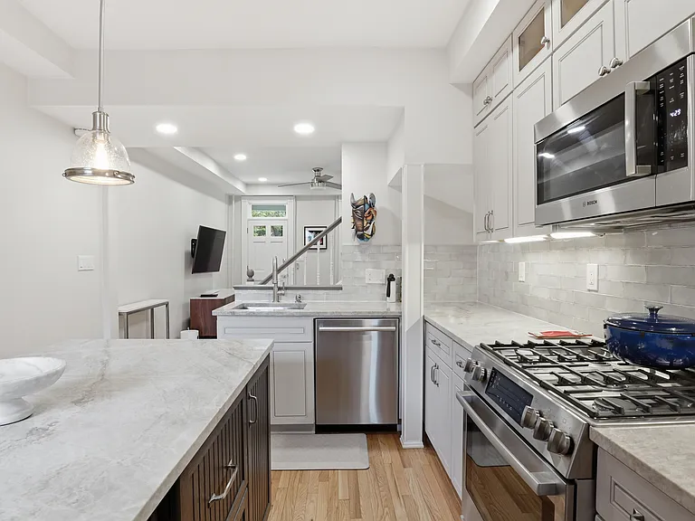 1526 D St SE #1 — Photo 9