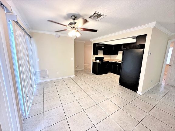 2nd image of 405 S Hawthorn Cir