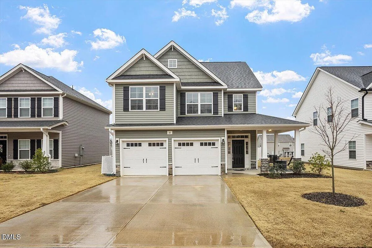 4 bed, 2.5 bath, 2372 sqft, $2,200 — Photo 2