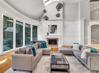5 Coachmans Ct, Old Westbury, NY 11568