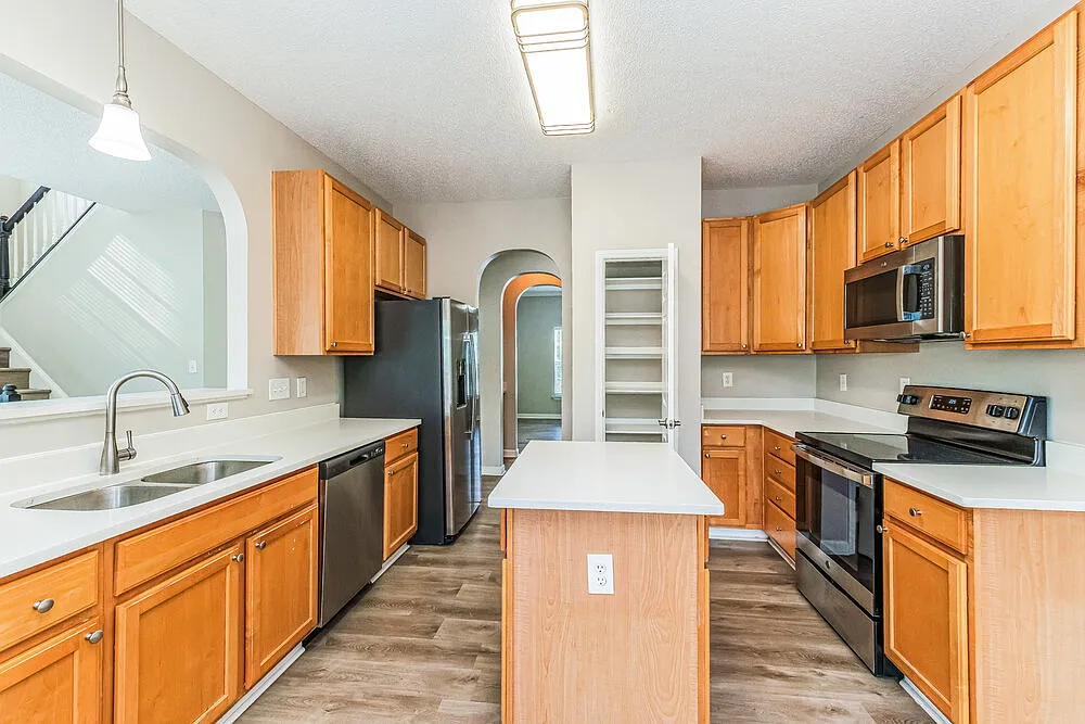 4 bed, 2.5 bath, 2500 sqft, $2,415 — Photo 4